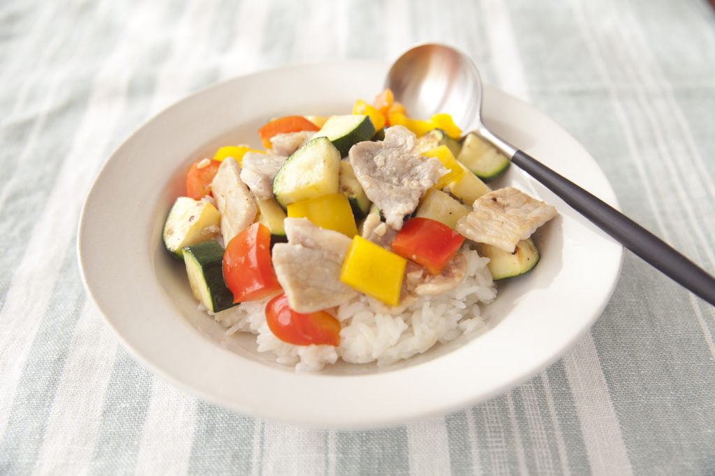 漬けておけば10分で完成！夏野菜と塩麹豚の”のっけごはん”