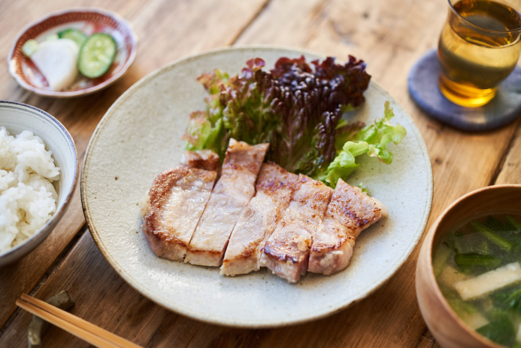 豚肉の三五八漬け焼きとかぶの葉スープ
