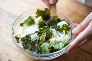 おかずおにぎり：ご飯と具材をあえる